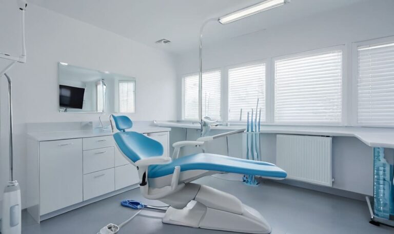 Nowoczesny gabinet stomatologiczny Dental Focus z fotelem zabiegowym przygotowanym do procedur takich jak korona protetyczna, w jasnym i sterylnym wnętrzu.