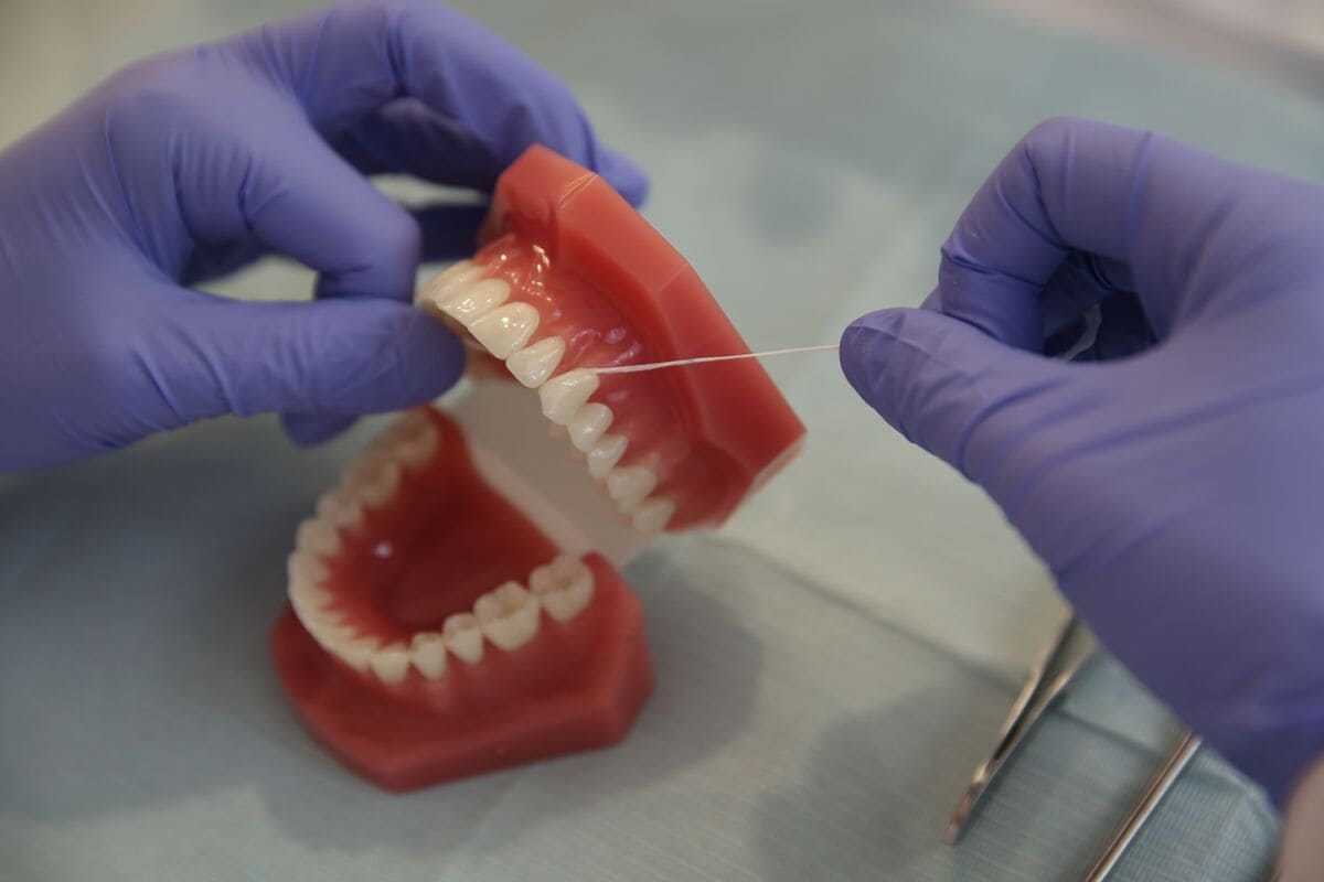 Read more about the article Dentyści Bielsko-Biała: Wybór odpowiednich akcesoriów do codziennej higieny jamy ustnej (szczoteczki, nici, irygatory).